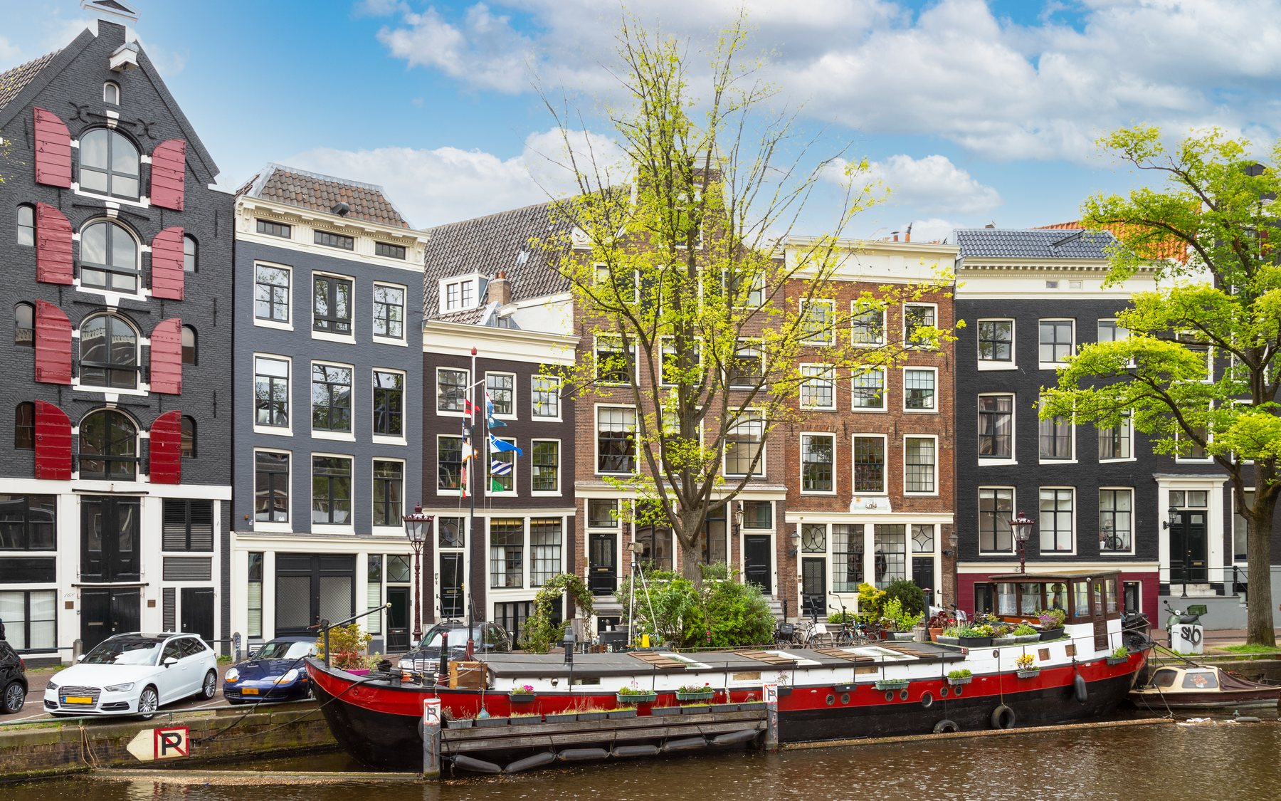 Grachtenpanden aan het water in Amsterdam