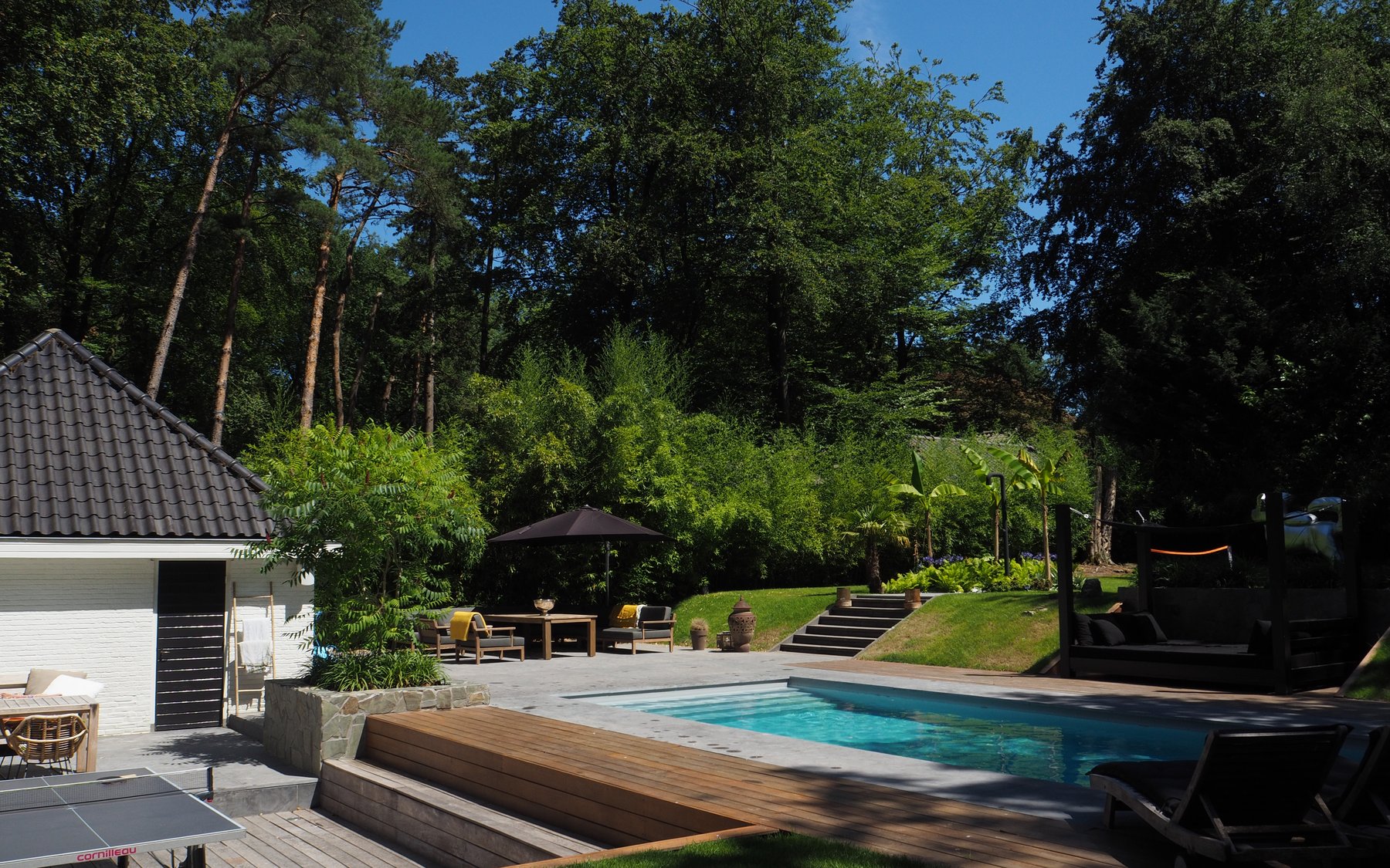 Tuin met zwembad bij een villa in Blaricum