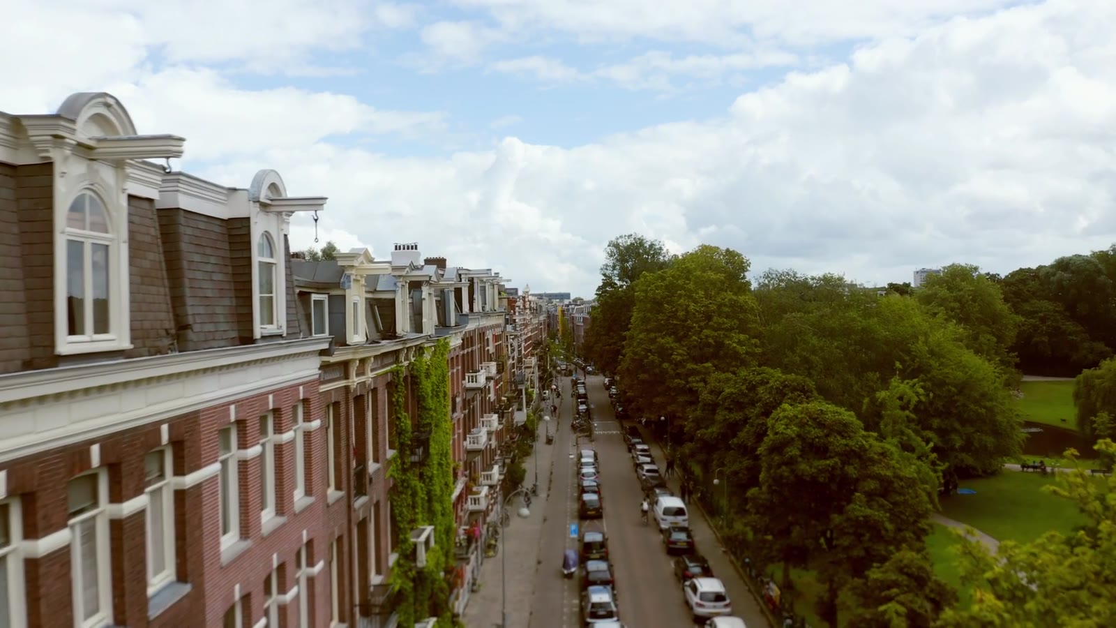 De huizen aan het Sarphatipark, beeld uit de bedrijfsfilm van Makelaardij De Nederlanden