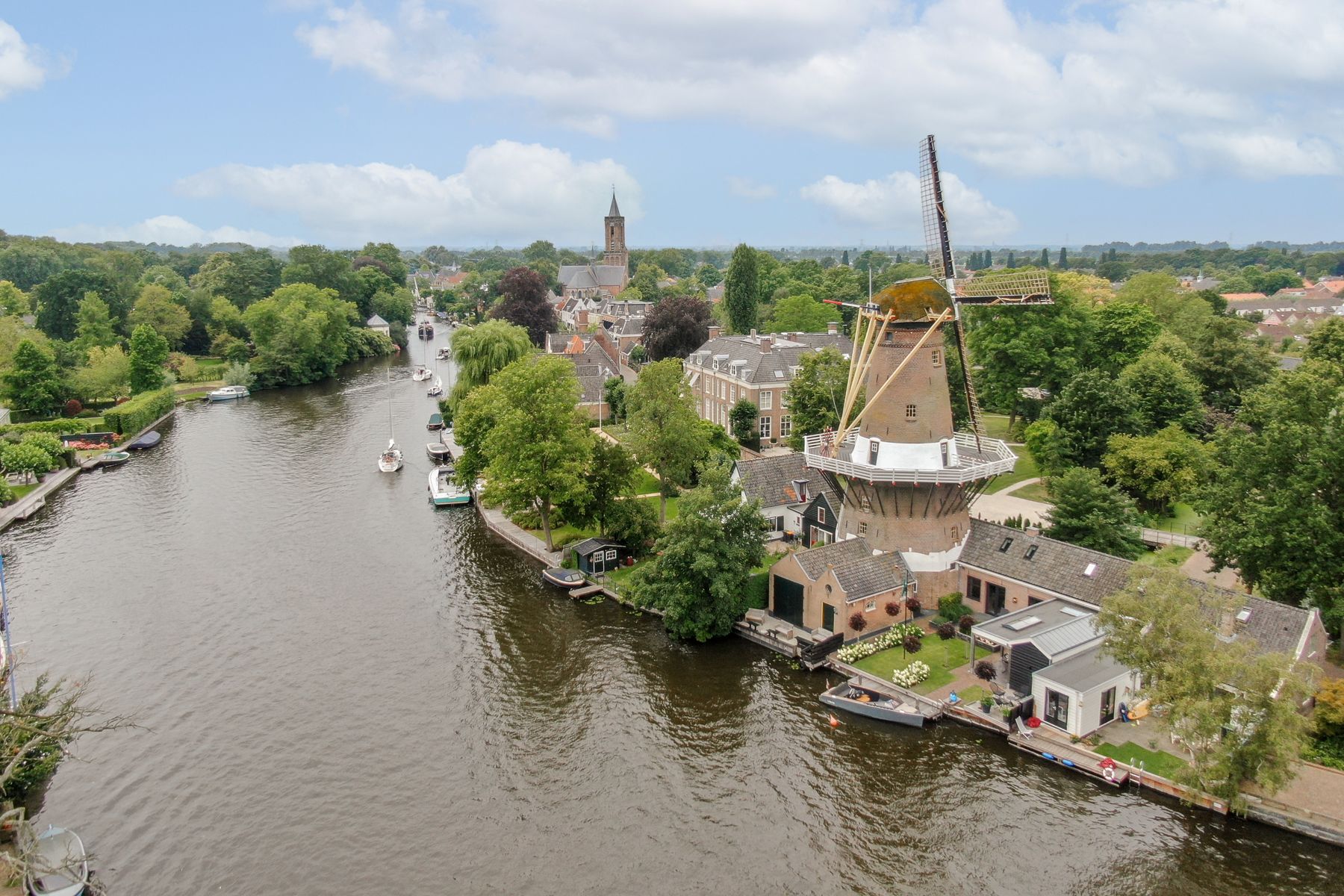 De Vecht bij Loenen met de molen en de kerktoren, vanuit de lucht