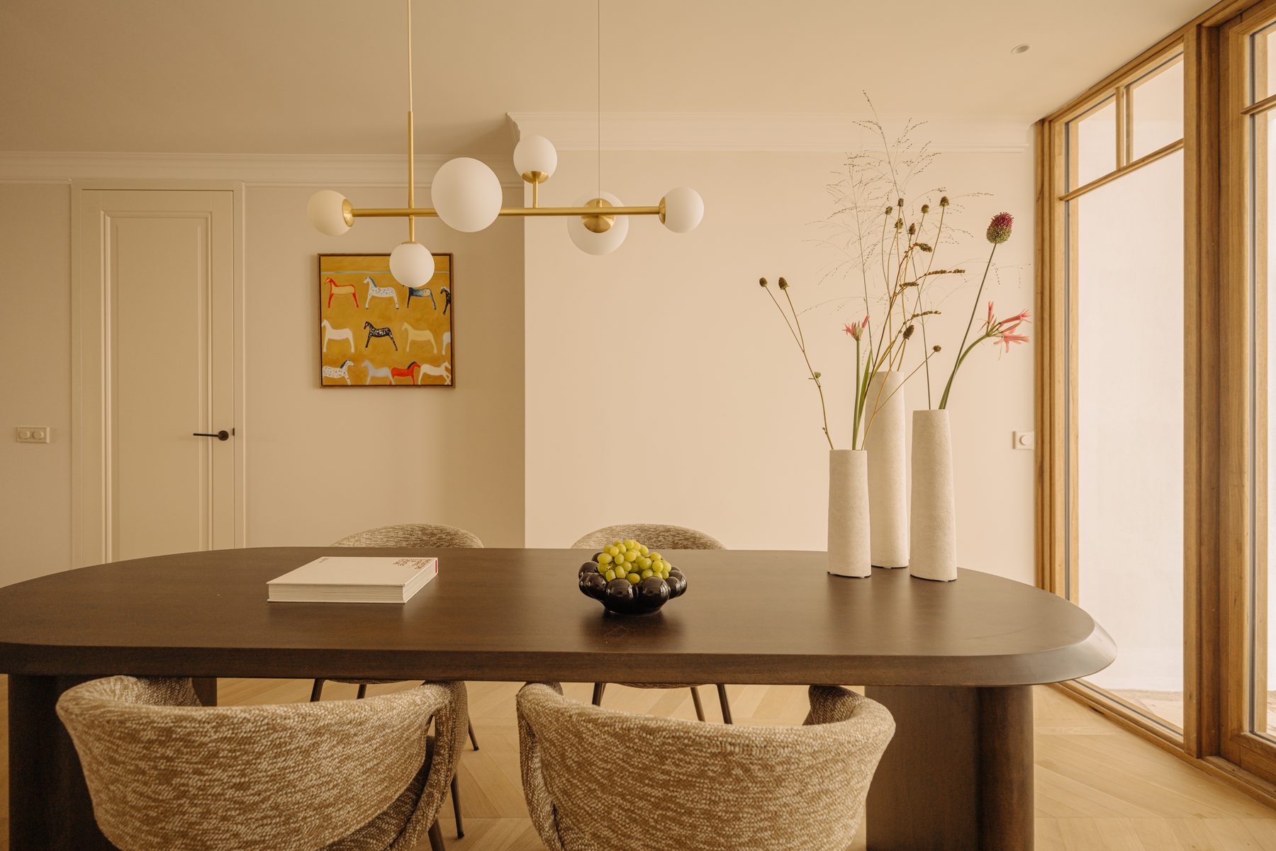 Ingerichte eetkamer met ovale tafel en hanglamp