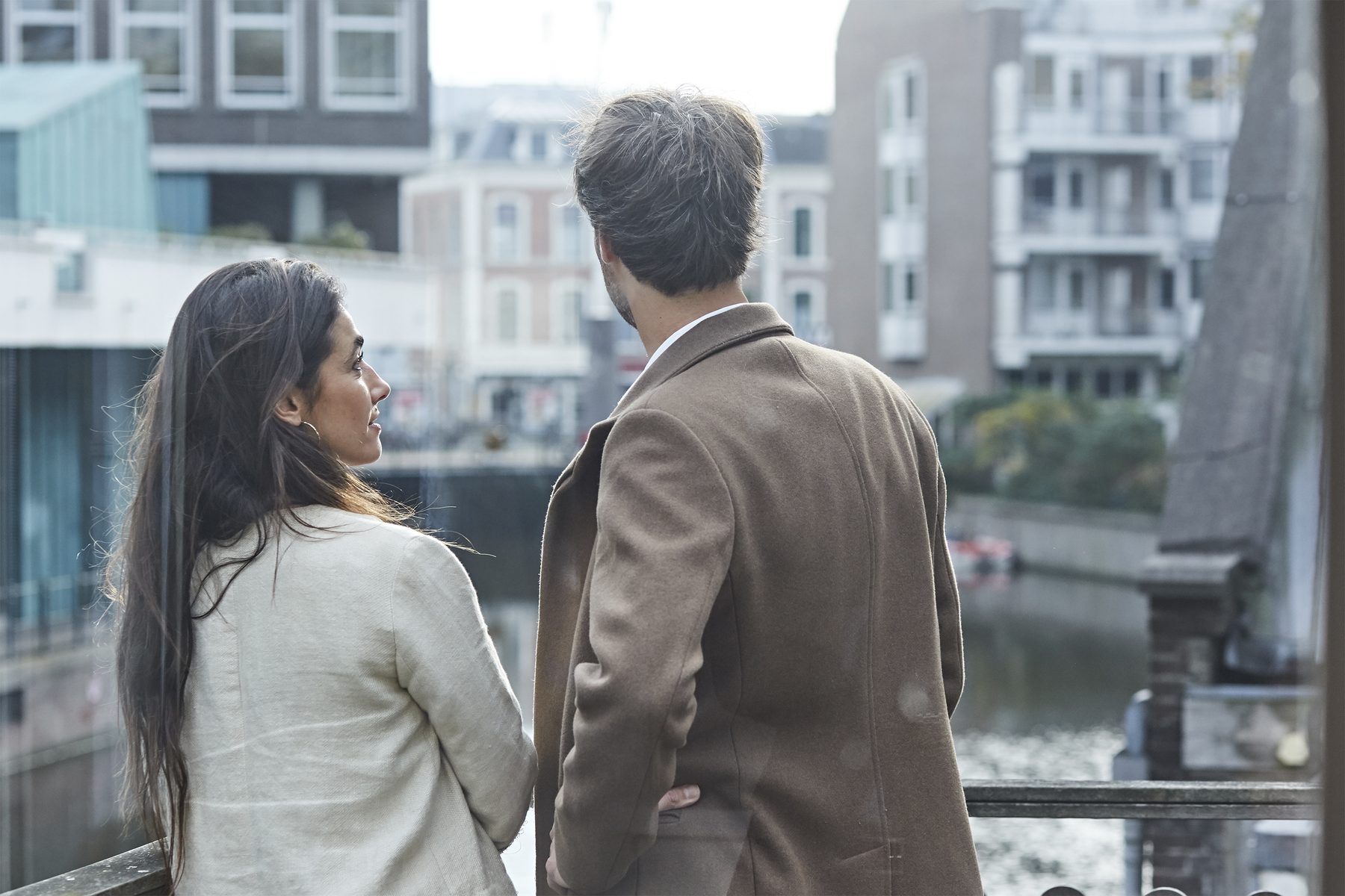 Een stel kijkt uit over het water in Amsterdam